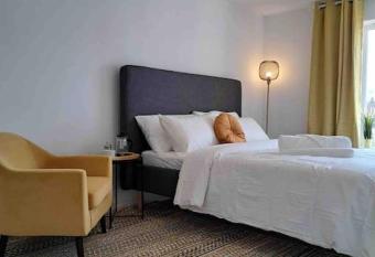 Luxury Large Beds in West Thurrock 3 bathrooms 1 en suite Netflix Free Parking allows 18 year olds to book a room