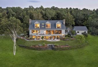 Mountain Retreat, Near Sugarbush has Balcony rooms