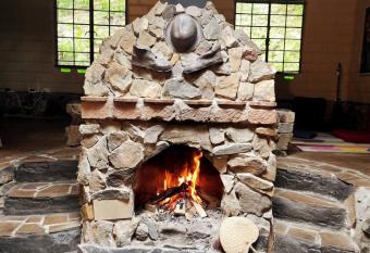 La morada del bosque has rooms with a private hot tub