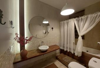 Casa de Praia Alameda Azul has rooms with a private hot tub