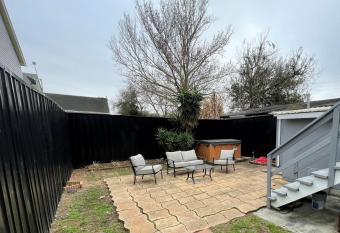 Historic Cottage 3 mins to the French Qtr. Sleeps 12 has Balcony rooms