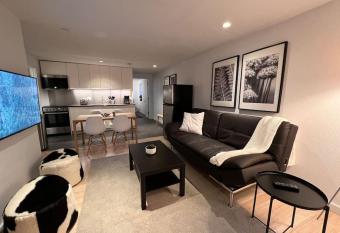 Modern Luxury Escape 2bd/2ba allows 18 year olds to book a room