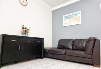 Rosie House-Spacious Luxury Home has rooms with a private hot tub