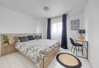 Le cosy : proche cdg-parc des expo-Paris-Disney has Balcony rooms