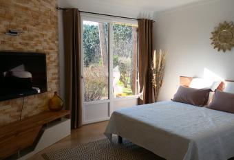 LE PATIO allows 18 year olds to book a room