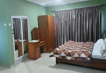 Royal Greenwich Hotel allows 18 year olds to book a room