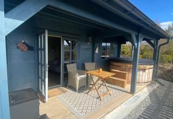 Highland cabin - relaxing hot tub has rooms with a private hot tub