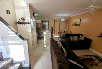 Comfy Seascape Retreat near Kingston Airport allows 18 year olds to book a room