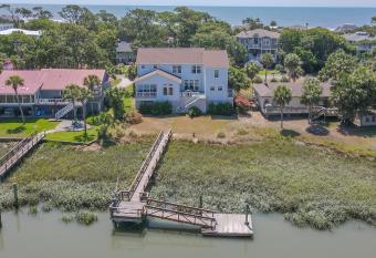383 Tarpon Blvd has Balcony rooms