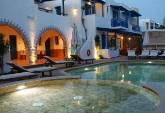 Dimitra Hotel has rooms with a private hot tub