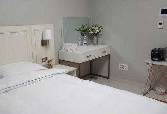 Dongseongro Star B&B allows 18 year olds to book a room