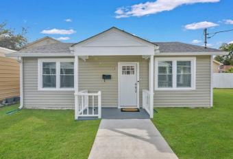 The Harmony -Newly Renovated 2 Bedroom/1 Bath allows 18 year olds to book a room