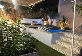 une maison bleue has Balcony rooms