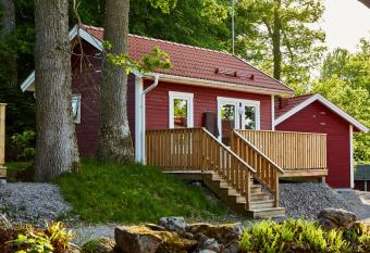 First Camp Sj  stugan -   lmhult allows 18 year olds to book a room