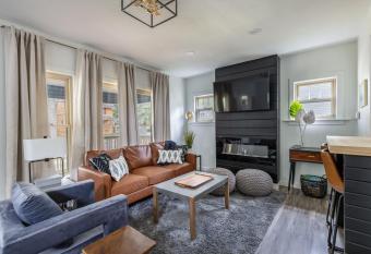 The Akron Retreat: Modern 3-Bedroom Oasis has Balcony rooms