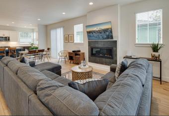 Old Mill Modern Farmhouse - Hot tub, fireplace. has Balcony rooms