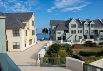 605 New Haven has Balcony rooms