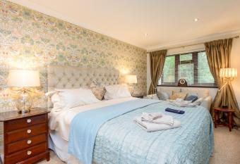 Moodys Garden Boutique BnB allows 18 year olds to book a room