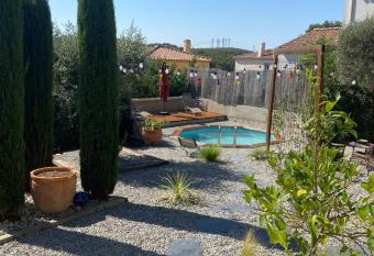 Studio entre Aix en Provence et Marseille et parking has Balcony rooms