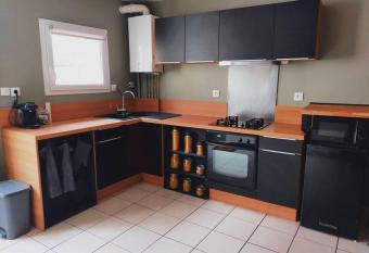 Nuit  es / t  l  travail allows 18 year olds to book a room