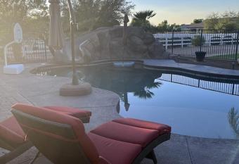 ::::Relaxing Queen Creek Getaway:::: Something for EVERYONE! has rooms with a private hot tub