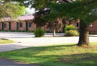 Lost Arrow Resort has rooms with a private hot tub