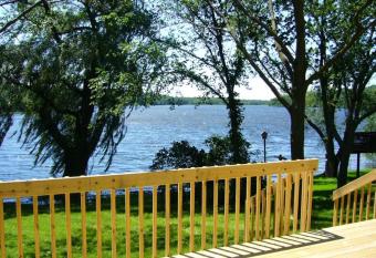 Sugar Creek Lakehouse has Balcony rooms