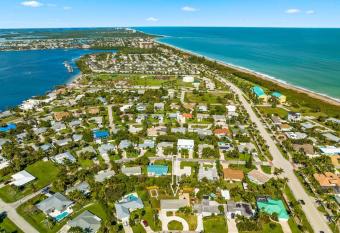 Beautiful Island home to relax! has Balcony rooms