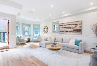 Easeful 2 Bedroom Unit Near English Bay has Balcony rooms