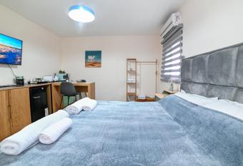 The Turquoise House has Balcony rooms