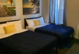 Spacious 2bed/1 bath - (Sleeps 6) in University City allows 18 year olds to book a room