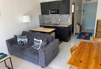 Appartement proximit   plage et port de hyeres has Balcony rooms