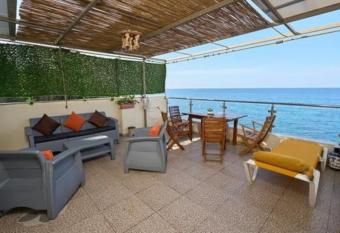 (null) has Balcony rooms