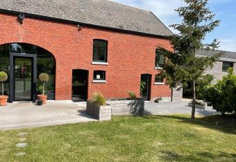 Le Vieux Moulin has rooms with a private hot tub