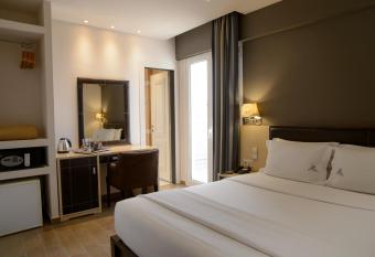 Piraeus City Hotel allows 18 year olds to book a room