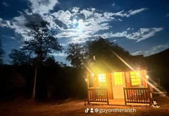 Off-Grid Tiny Cabin near Sequoia and Kings NP has Balcony rooms