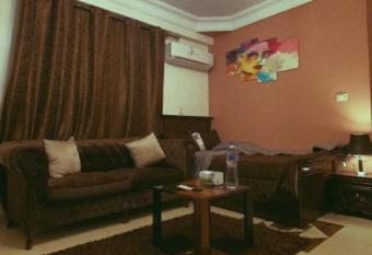 Luxury Cozy Apartment with green front yard has rooms with a private hot tub