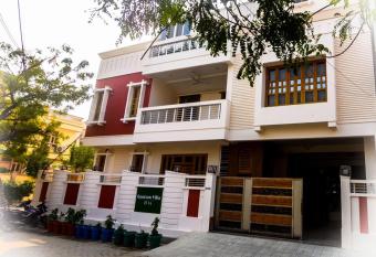 Gautam Villa has rooms with a private hot tub