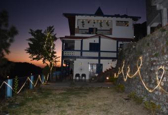 The blue cottage has Smoking/Balcony rooms