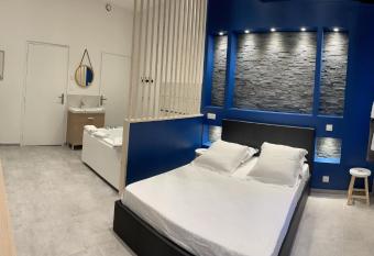 Les Bulles de Mona  has rooms with a private hot tub