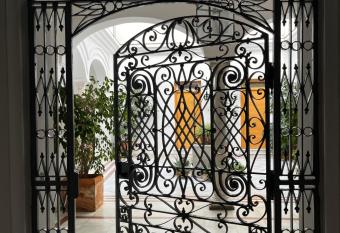 En Sanl  car allows 18 year olds to book a room