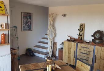 Appartement de charme, coup de c  ur au pied du magnifique village de Bormes-les-Mimosas allows 18 year olds to book a room