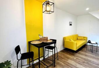 La Chaleureuse has Balcony rooms