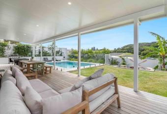 Spacious 5 bed family fun cottage with pool has Balcony rooms