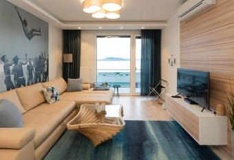 LakeSightHome has Balcony rooms