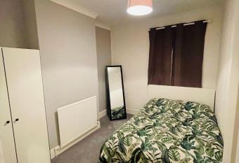 Shou   s guest house allows 18 year olds to book a room