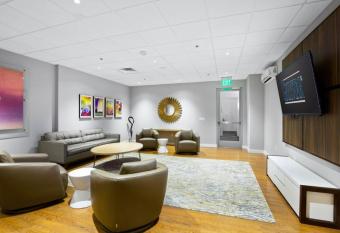 MACROMBI VILLA AT THE WOODS LOUISVILLE KY has Balcony rooms