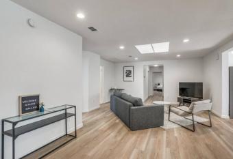 Modern home in Dallas hosted by Mesonn. has Balcony rooms