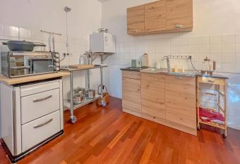 Cosy house with workplace, balcony and garden has Balcony rooms