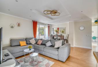 Standing-5 Bedrooms -Free Parking -10mn from PARIS Gare du NORD has Balcony rooms